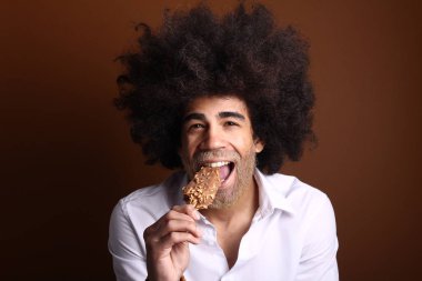 Mutlu bir afro adam portresi