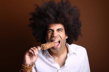 Mutlu bir afro adam portresi