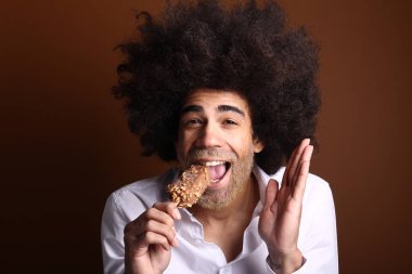 Mutlu bir afro adam portresi