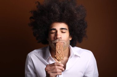 Mutlu bir afro adam portresi