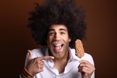 Mutlu bir afro adam portresi