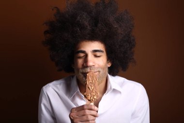 Mutlu bir afro adam portresi