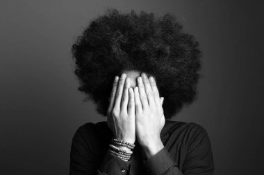 Beyaz arka plan önünde mutlu afro adam