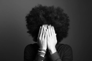 Beyaz arka plan önünde mutlu afro adam