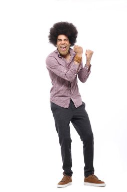 Beyaz arka plan önünde mutlu afro adam