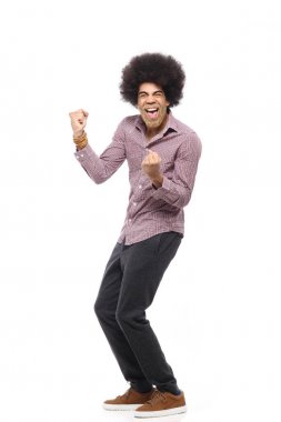 Beyaz arka plan önünde mutlu afro adam