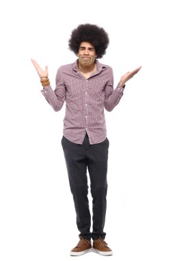 Beyaz arka plan önünde mutlu afro adam