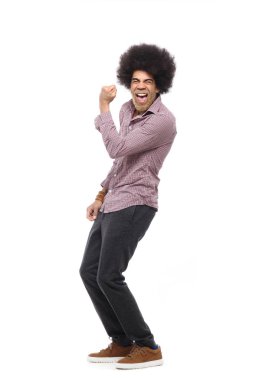 Beyaz arka plan önünde mutlu afro adam