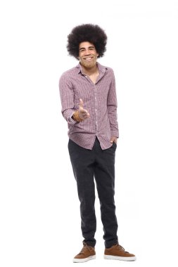 Beyaz arka plan önünde mutlu afro adam