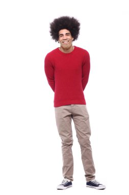 Beyaz arka plan önünde mutlu afro adam