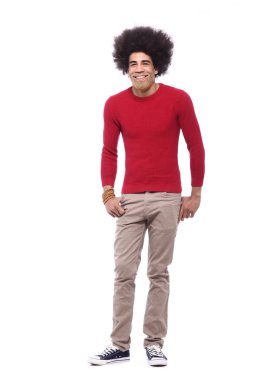 Beyaz arka plan önünde mutlu afro adam