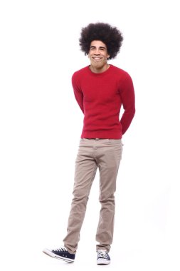 Beyaz arka plan önünde mutlu afro adam