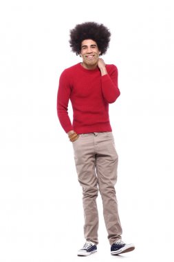 Beyaz arka plan önünde mutlu afro adam