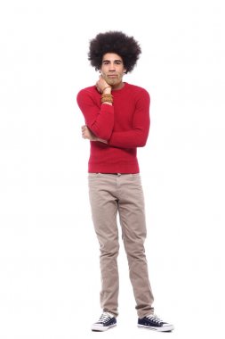 Beyaz arka plan önünde mutlu afro adam