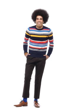 Beyaz arka plan önünde mutlu afro adam