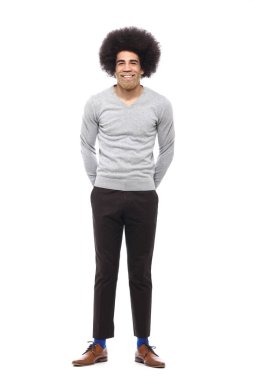 Beyaz arka plan önünde mutlu afro adam