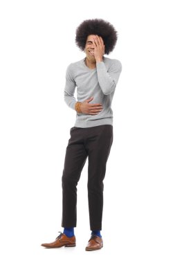 Beyaz arka plan önünde mutlu afro adam