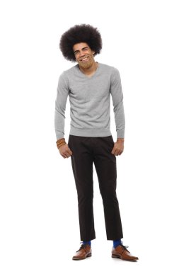 Beyaz arka plan önünde mutlu afro adam