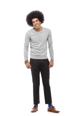 Beyaz arka plan önünde mutlu afro adam