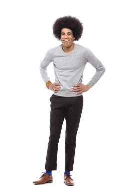 Beyaz arka plan önünde mutlu afro adam