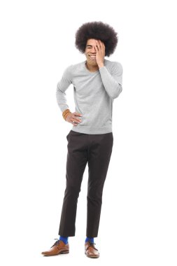 Beyaz arka plan önünde mutlu afro adam