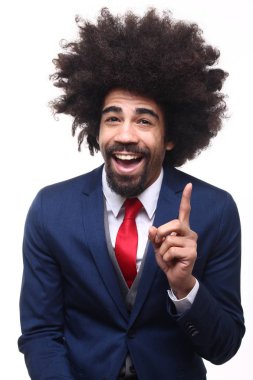 Beyaz arka plan önünde mutlu afro adam