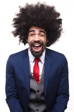 Beyaz arka plan önünde mutlu afro adam