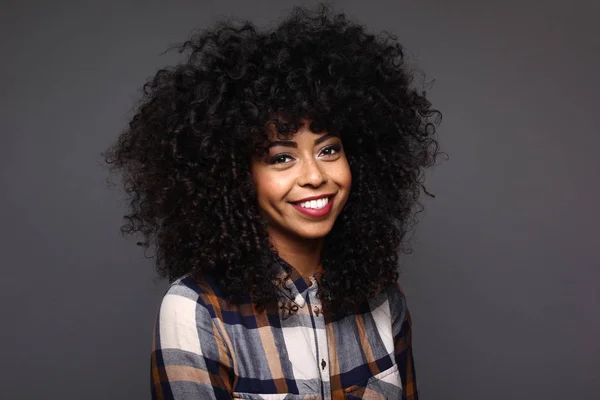 Güzel, mutlu, siyah bir kadının portresi.