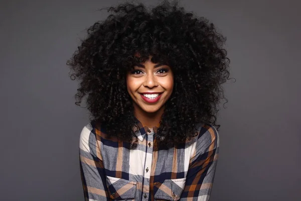 Güzel, mutlu, siyah bir kadının portresi.