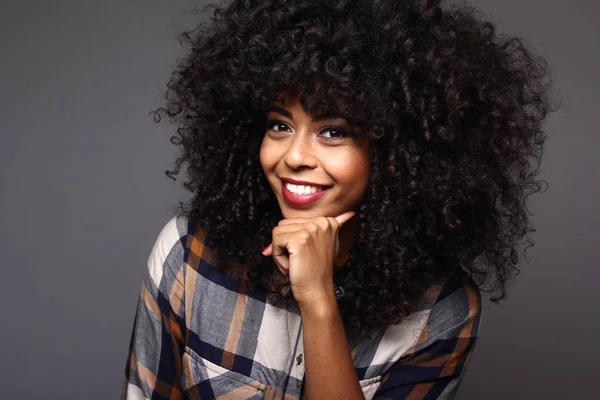 Retrato Una Hermosa Mujer Negra Feliz — Foto de Stock