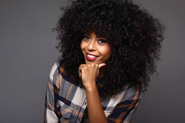 Retrato Una Hermosa Mujer Negra Feliz — Foto de Stock