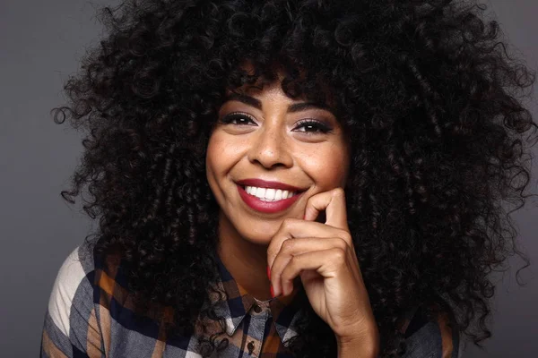 Güzel, mutlu, siyah bir kadının portresi.