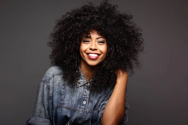 Güzel, mutlu, siyah bir kadının portresi.