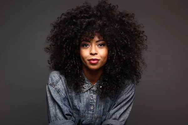 Güzel, mutlu, siyah bir kadının portresi.