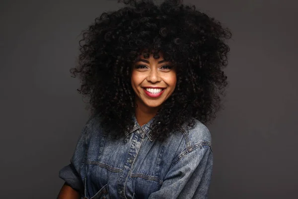 Güzel Mutlu Siyah Bir Kadının Portresi — Stok fotoğraf
