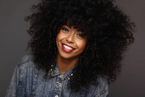 Güzel, mutlu, siyah bir kadının portresi.