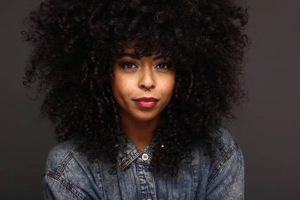 Retrato Una Hermosa Mujer Negra Feliz — Foto de Stock