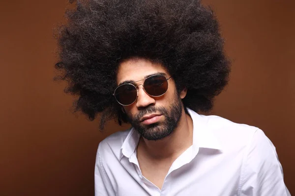 Porträt Eines Glücklichen Afro Mannes — Stockfoto