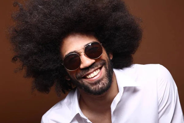 Porträt Eines Glücklichen Afro Mannes — Stockfoto