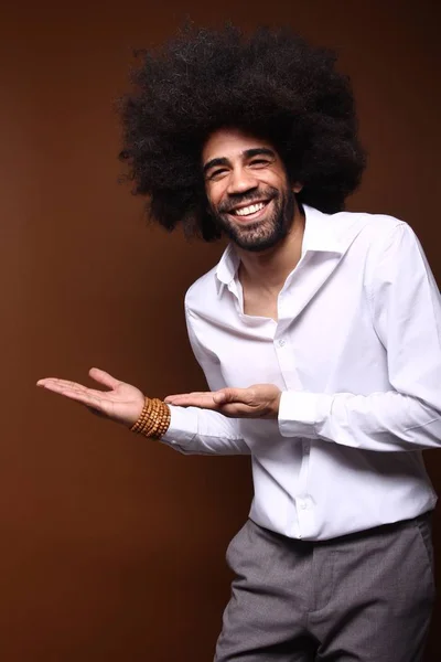 Porträt Eines Glücklichen Afro Mannes — Stockfoto