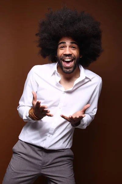 Portrét Muže Šťastné Afro — Stock fotografie
