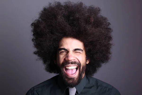 Glücklicher Afro Mann Vor Weißem Hintergrund — Stockfoto