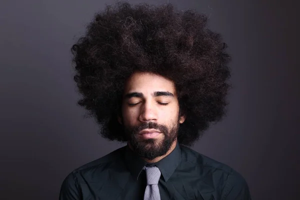 Lycklig Afro Man Framför Vit Bakgrund — Stockfoto