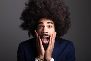 Mutlu bir afro adam portresi