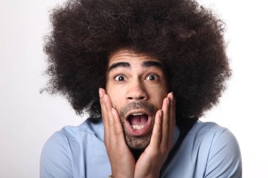 Mutlu bir afro adam portresi