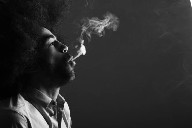 İfadeleri ile mutlu bir adam portresi