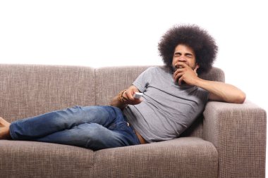 Kıvırcık saçlı bir adam portresi