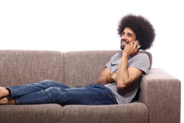 Kıvırcık saçlı bir adam portresi