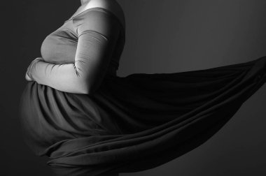 Güzel hamile bir kadının portresi.