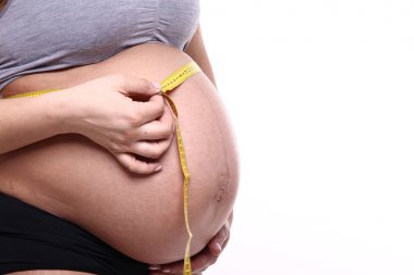 Güzel hamile bir kadının portresi.